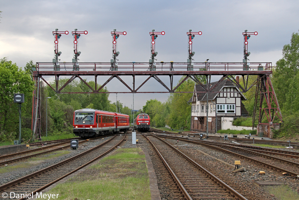 Der 628 606 und 218 451-3 bei der Einfahrt in Bad Harzburg am 11.05.2013