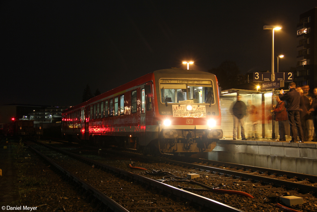 Der 928 535 steht als letzte Zug 31752 der Linie RB47 in Remscheid Hbf am 14.12.2013