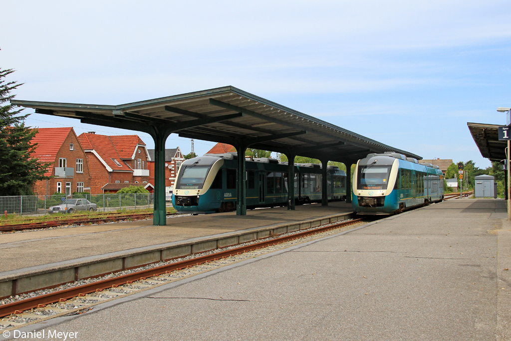 Der AR 2044 A und AR 2024 A bei der Einfahrt in Tondern (DK) am 24.07.2013 