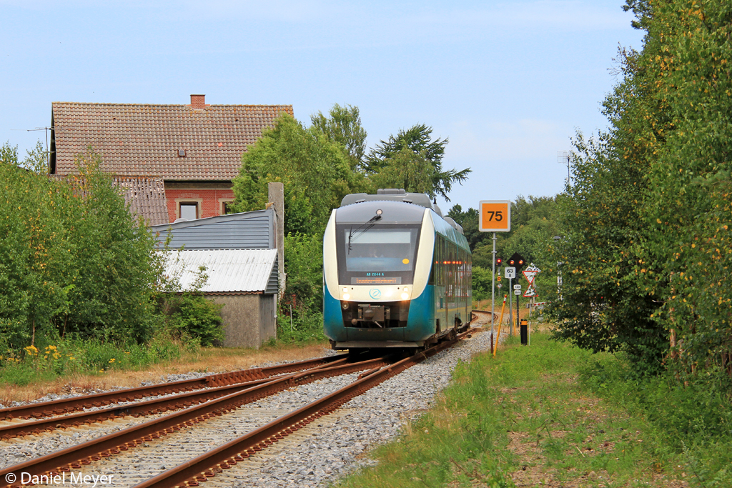 Der AR 2044 A bei der Einfahrt in Tondern (DK) am 24.07.2013 
