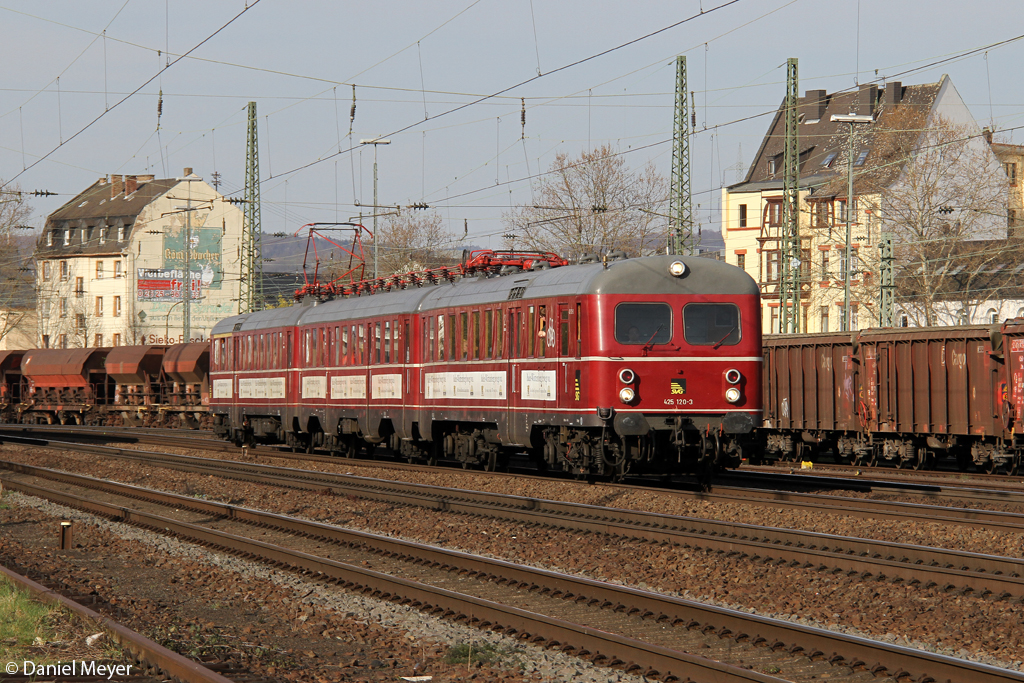 Der Historische 425 120-3 nach seinem Besuch im DB Museum-Koblenz auf der Heimfahrt, in Koblenz Ltzel am 29.03.2014