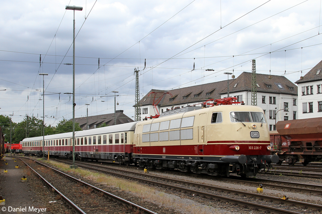 Die 103 226-7 bei der Zugparade im DB Museum Koblenz Ltzel am 14.06.2014