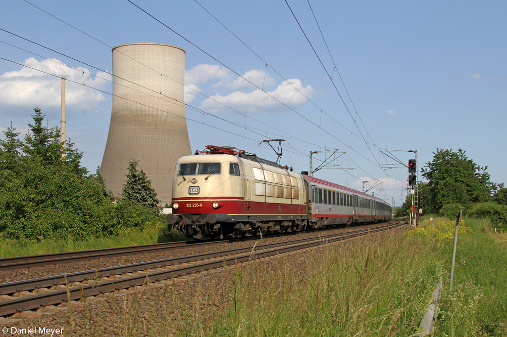 Die 103 235-8 mit dem IC 118 in Weienthurm am 07.06.2013
