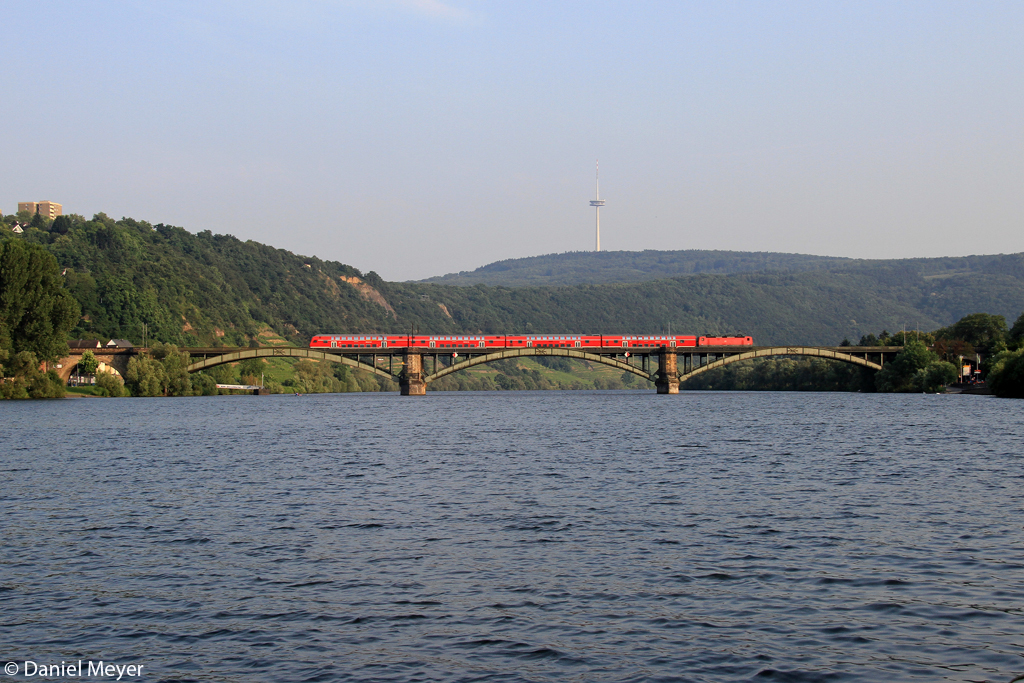 Die 143 114-7 auf der Gülser Eisenbahnbrücke in Koblenz am 12.07.2013
