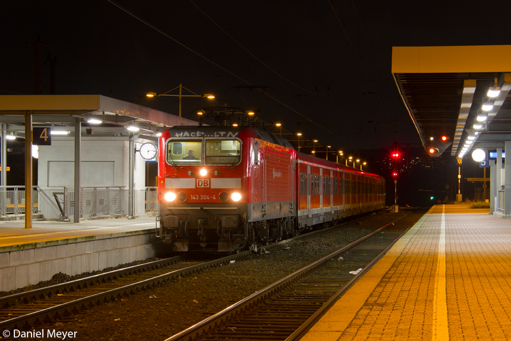 Die 143 304-4 mit der S68 in Wuppertal Vohwinkel am 13.01.2014