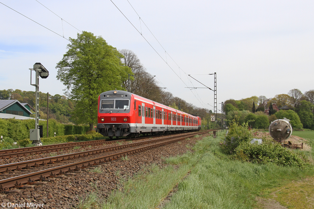 Die 143 970-2 schob die S6 durch Essen Werden am 17.04.2014