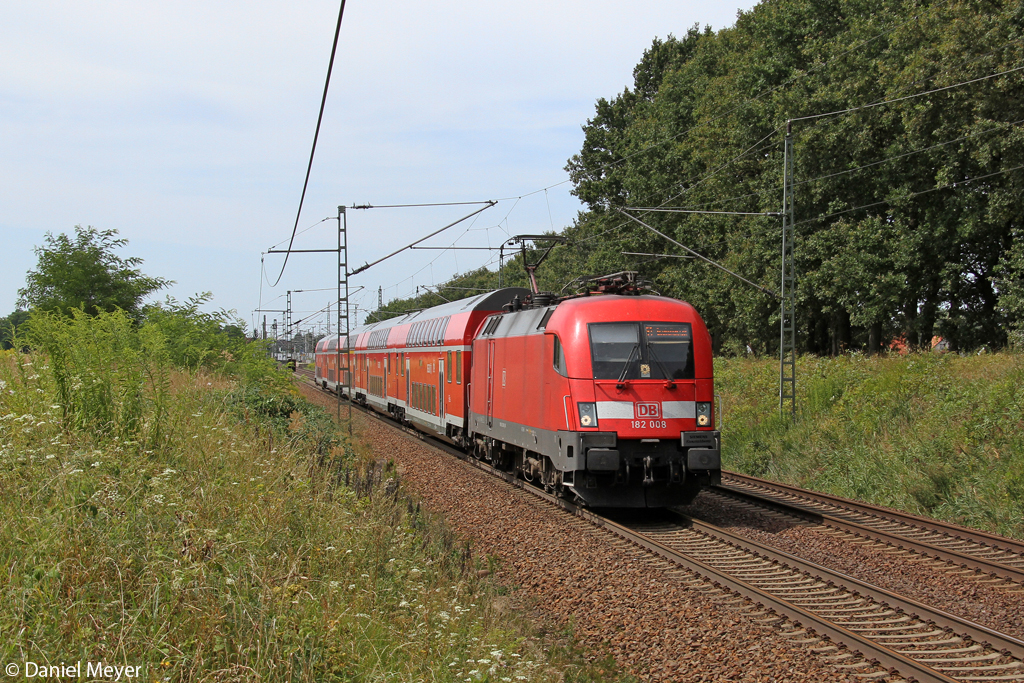 Die 182 008 mit dem RE1 bei Jacobsdorf am 16.08.2013