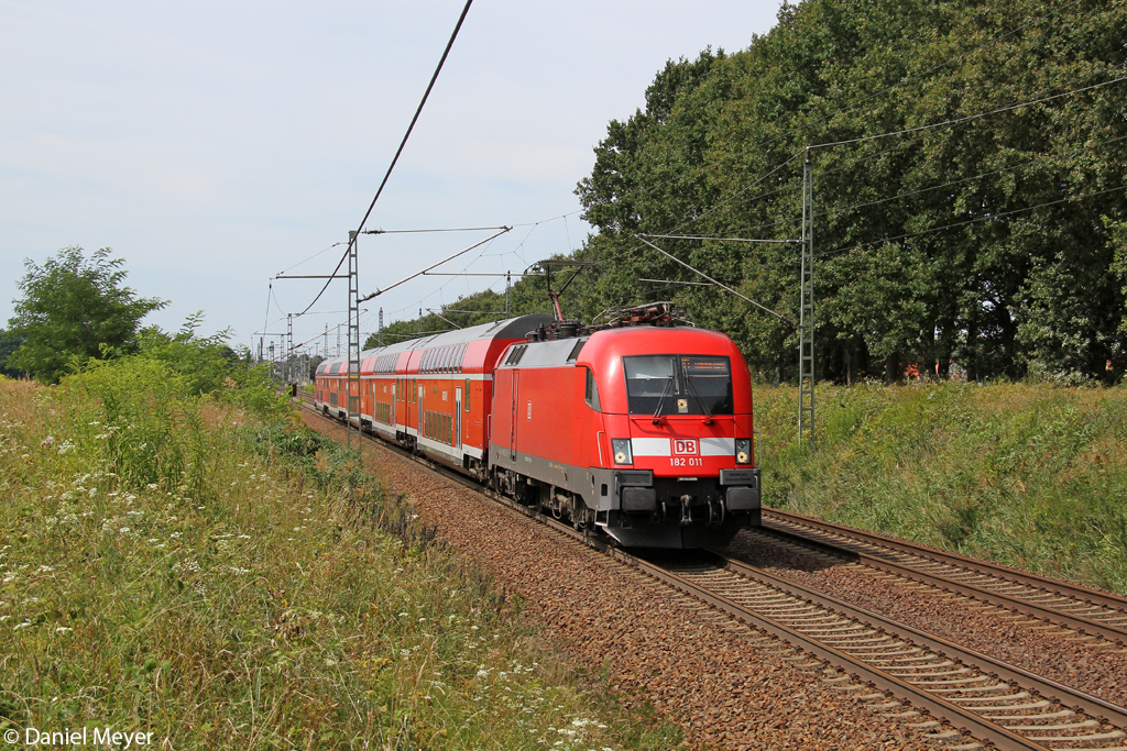 Die 182 011 mit dem RE1 bei Jacobsdorf am 16.08.2013