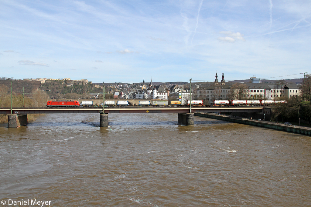 Die 185 056-9 auf der Moselbrücke in Koblenz am 14,04,13