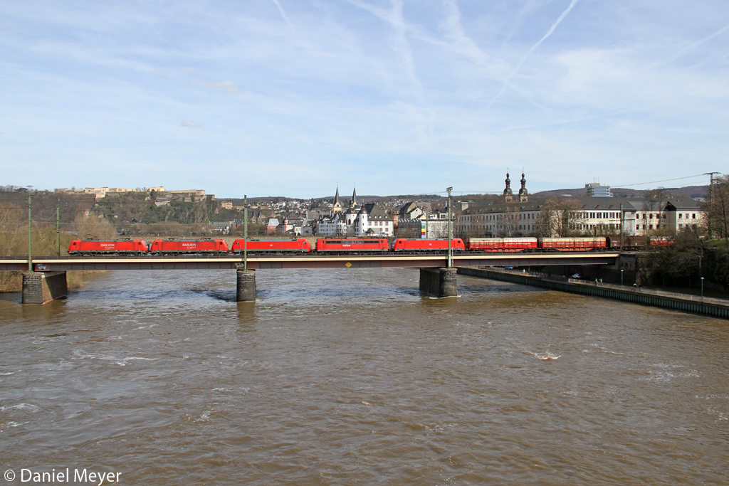 Die 185 285-4 mit 185 301-9 , 152 020-4 , 151 074-2 und 185 353-0 auf der Moselbrücke in Koblenz am 14,04,13