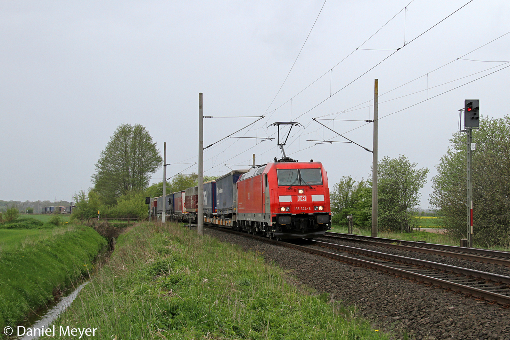 Die 185 324-8 bei Quarnstedt am 12.05.2013