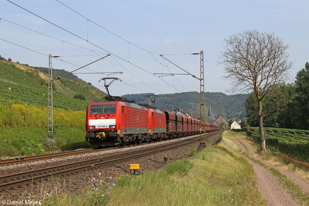 Die 189 046-6 und 189 045-8 mit dem 5000t Erzbomber 48715 in Pommern ( Mosel ) am 22.08.2013