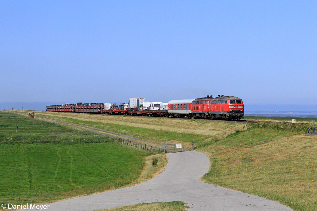 Die 218 313-5 und 218 362-2 mit dem SyltShuttle nach Niebll auf dem Hindenburgdamm bei Klanxbll am 21.07.2013