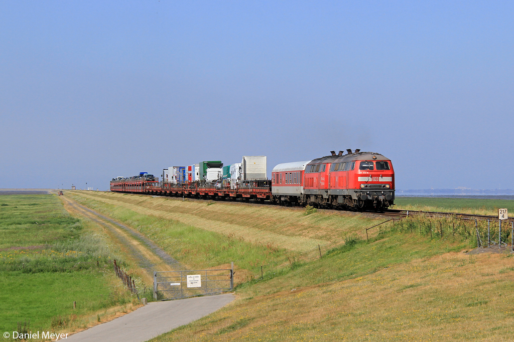 Die 218 313-5 und 218 362-2 mit dem SyltShuttle auf dem Hindenburgdamm am 23.07.2013 