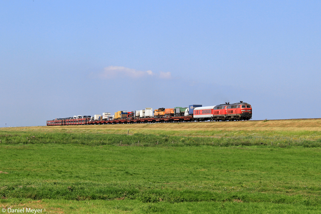 Die 218 315-0 und 218 322-6 mit dem SyltShuttle auf dem Hindenburgdamm am 23.07.2013