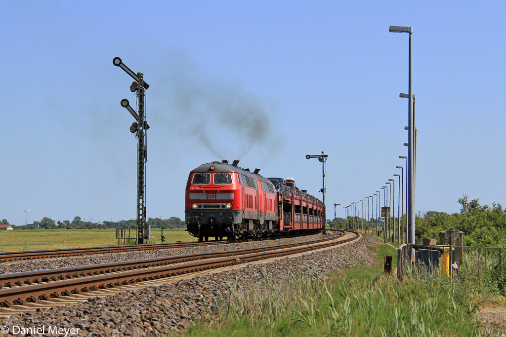 Die 218 322-6 und 218 389-5 mit dem SyltShuttle nach Westerland in Lehnshallig am 20.07.2013