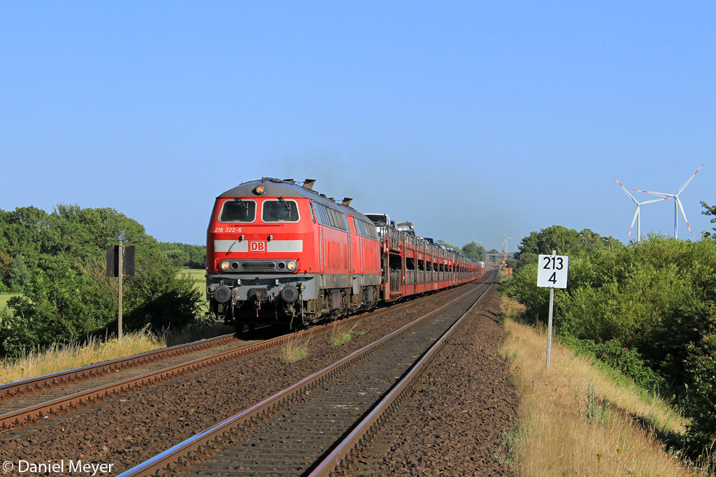 Die 218 322-6 und 218 389-5 mit dem SyltShuttle nach Westerland bei Klanxbll am 20.07.2013