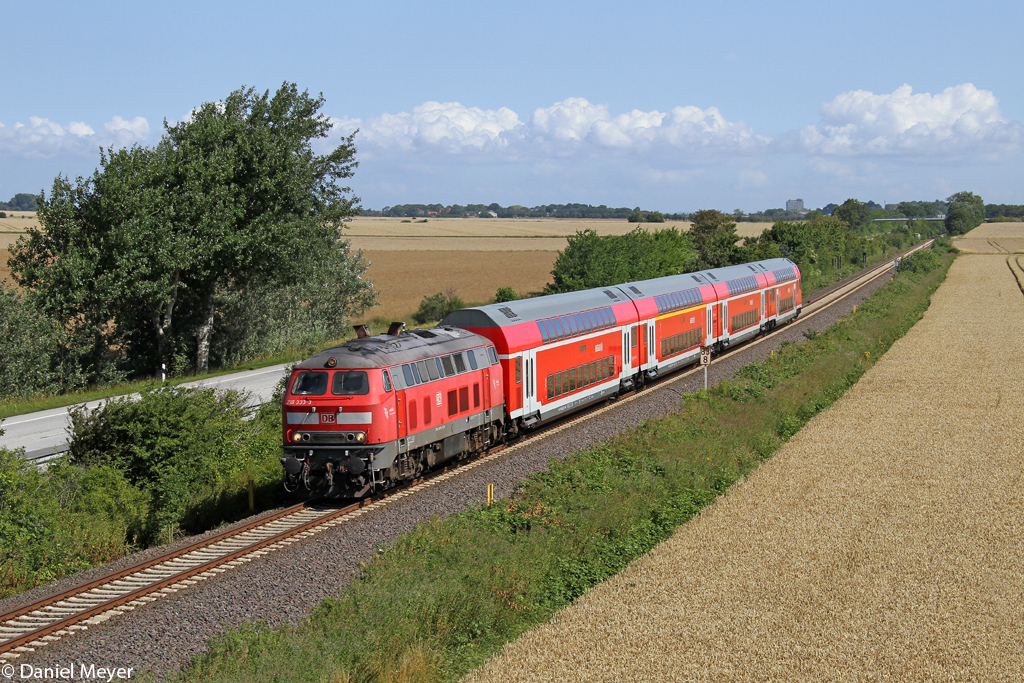 Die 218 333-3 mit dem RE von Puttgarden nach Hamburg bei Burg auf Fehmarn am 04.08.2013