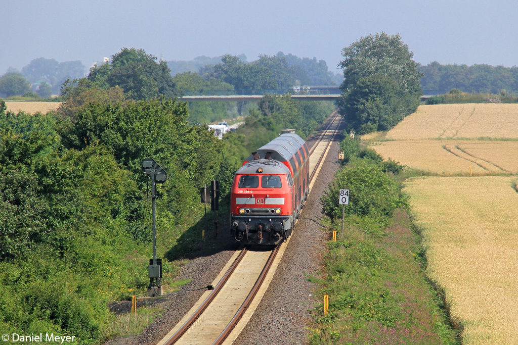 Die 218 339-0 mit dem RE von Puttgarden nach Hamburg bei Burg auf Fehmarn am 27.07.2013