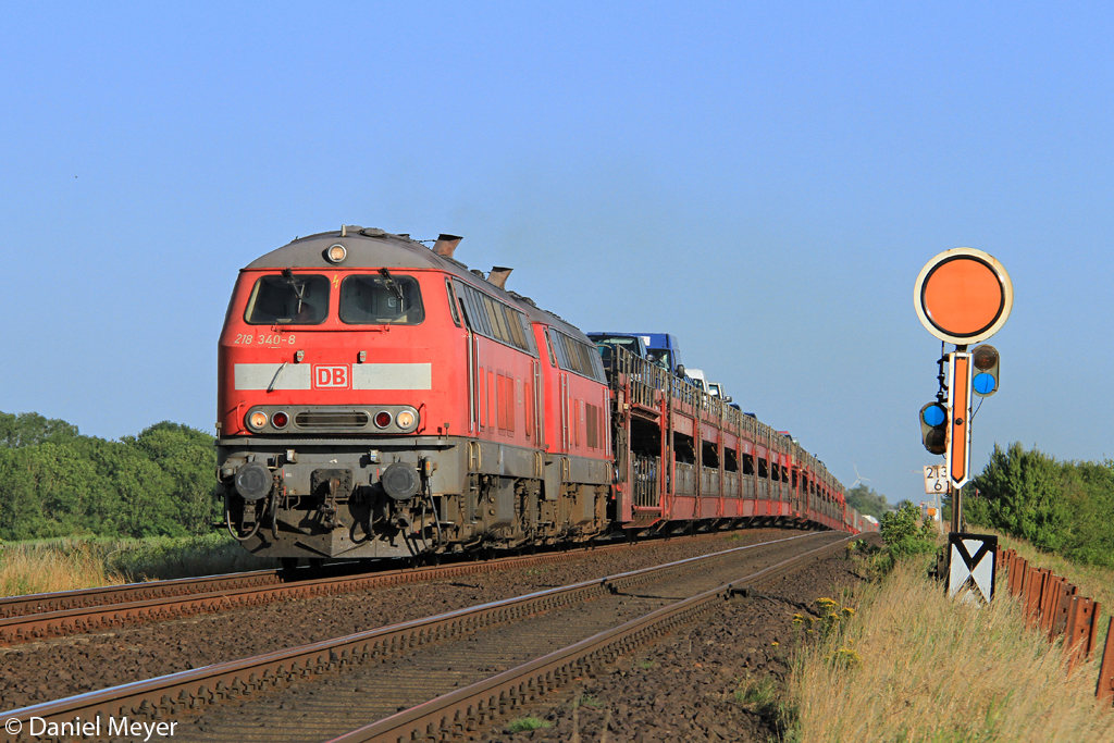 Die 218 340-8 und 218 359-8 mit dem SyltShuttle nach Westerland bei Klanxbll am 20.07.2013