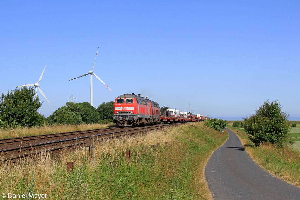 Die 218 345-7 und 218 341-6 mit dem SyltShuttle nach Niebll bei Klanxbll am 21.07.2013