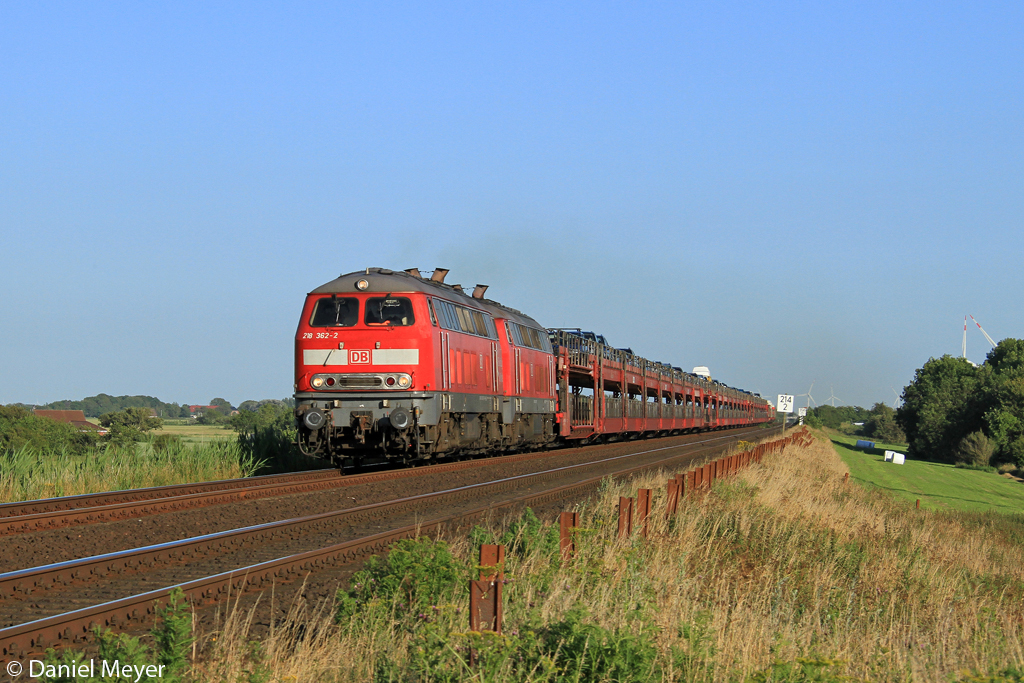 Die 218 362-2 und 218 313-5 mit dem SyltShuttle nach Westerland bei Klanxbll am 20.07.2013