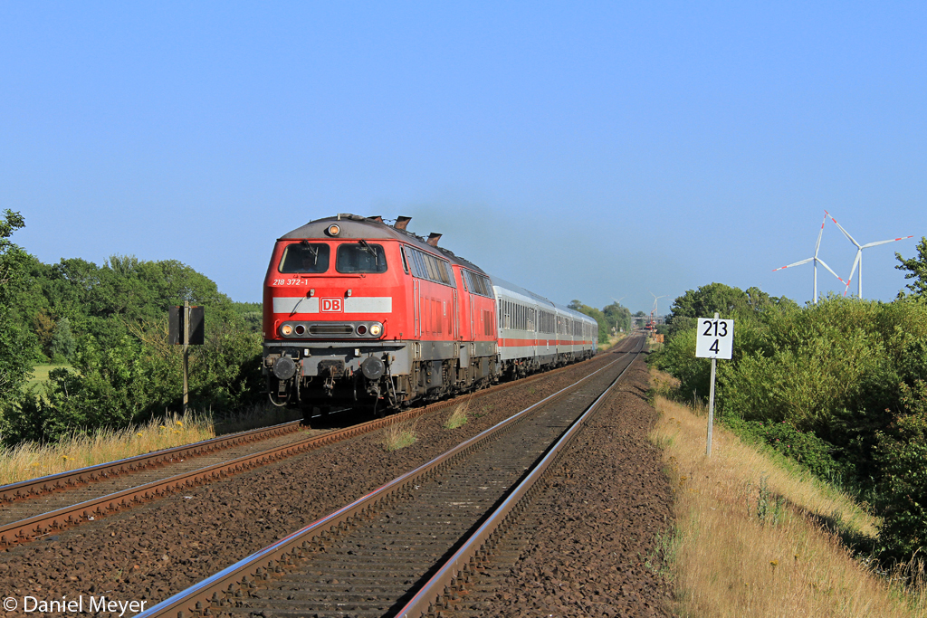 Die 218 372-1 und 218 379-6 mit dem IC nach Westerland bei Klanxbll am 20.07.2013
