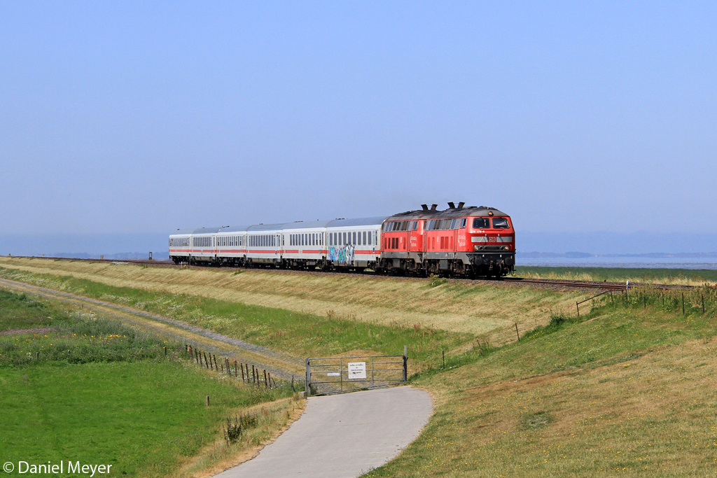 Die 218 379-6 und 218 372-1 auf dem Hindenburgdamm bei Klanxbll am 21.07.2013