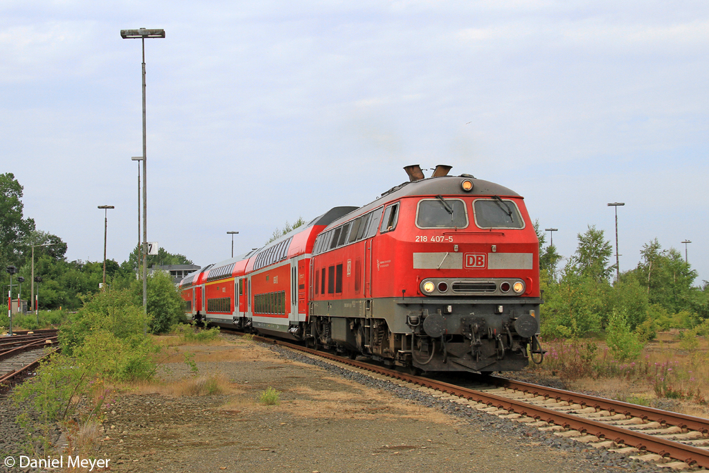 Die 218 407-5 mit dem RE von Puttgarden nach Hamburg in Puttgarden am 28.07.2013
