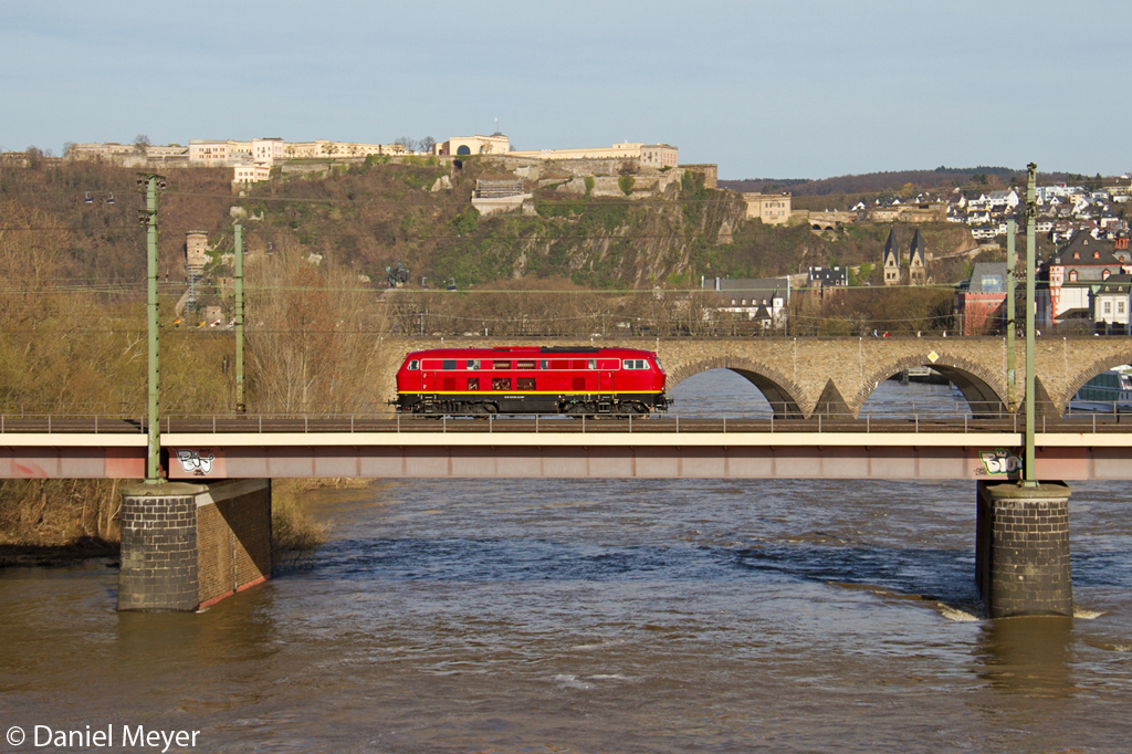 Die 225 094-2 der EBM auf der Moselbrücke in Koblenz am 14,04,13