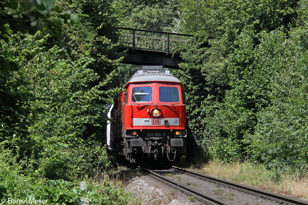 Die 232 093-5 mit dem Kalkleerzug in Heiligenhaus am 19.07.2014
