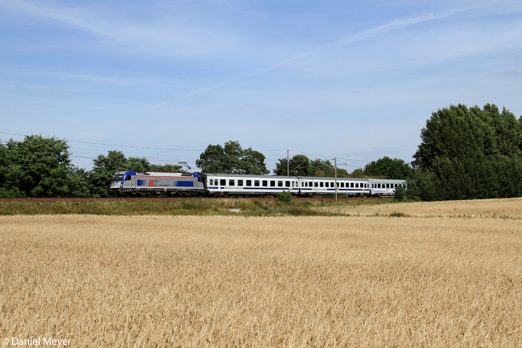 Die 370 002 mit dem Berlin-Warszawa-Express nach Berlin bei Jacobsdorf am 16.08.2013