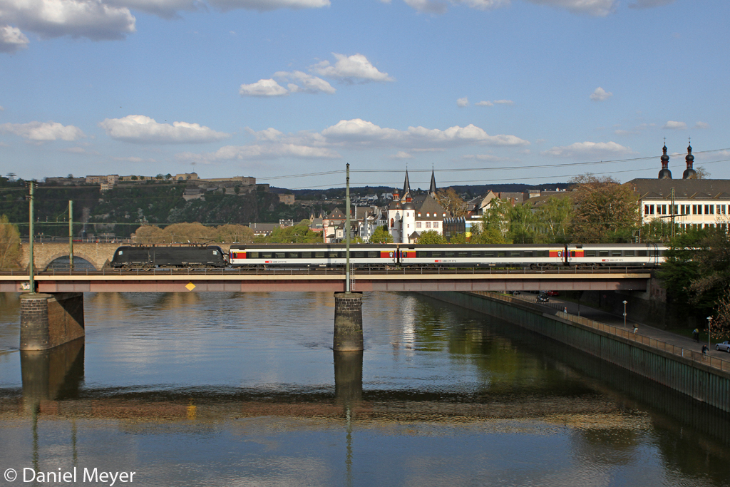 Die ES 64 U2-070 auf der Moselbrücke in Koblenz am 25,04,13