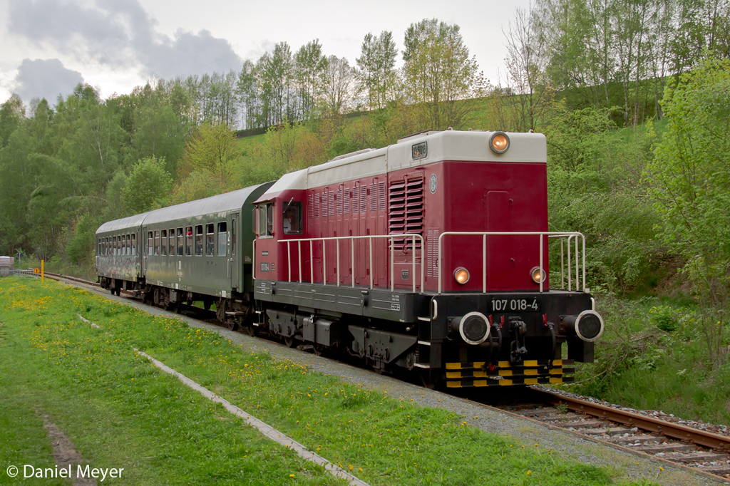 Die Railsystems 107 018-4 ( V75 018 ) mit einem Sonderzug von Schwarzenberg (Erzg.) nach Annaberg-Buchholz in Raschau am 10.05.2013
