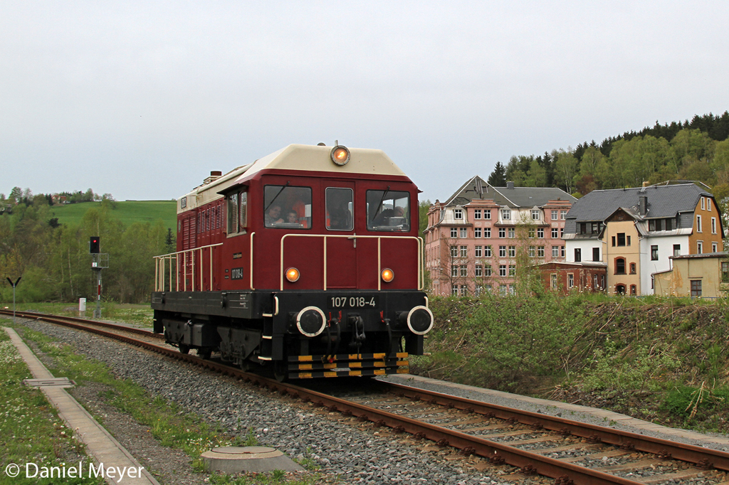 Die Railsystems 107 018-4 ( V75 018 ) die ihren Sonderzug von Schwarzenberg (Erzg.) nach Annaberg-Buchholz gebracht beim Umsetzen fr die Rckfahrt am 10.05.2013