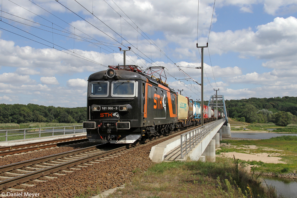 Die STK 181 060-5 auf der Oderbrücke in Frankfurt (Oder) am 26.08.2013