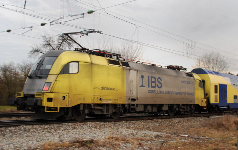 ES 64 U2-096, IBS, aufgenommen als Zweitlok an einer Metronom-Garnitur bei der Ausfahrt aus Aßling, am 16.01.14.
