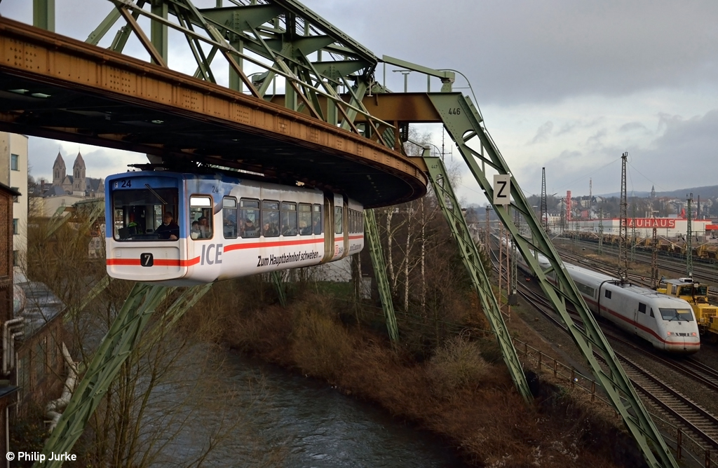 GTW 24 als Linie 60 (Oberbarmen - Vohwinkel) am 26.12.2014 kurz vor dem Erreichen der Haltestelle Wupperfeld.

