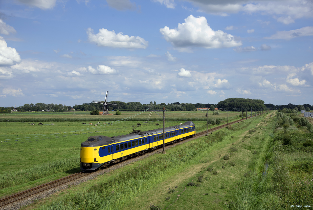 ICM-2 4062 als IC 8857 (Leiden Centraal - Utrecht Centraal) am 06.08.2017 bei Alphen aan den Rijn.
