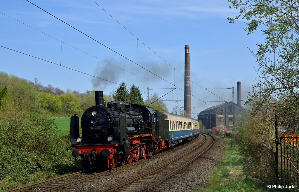 P8 38 2267 und 212 007-9 als Zug 408 (Bochum-Dahlhausen - Bochum Hbf) am 19.04.2015 in Essen-Horst.
