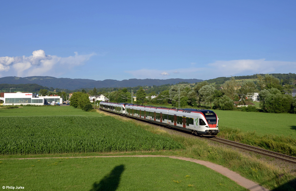 RABe 521 006-2 und RABe 521 012-0 als SBB 87857 (Zell(Wiesental) - Basel SBB) am 18.07.2016 zwischen Maulburg und Steinen.

