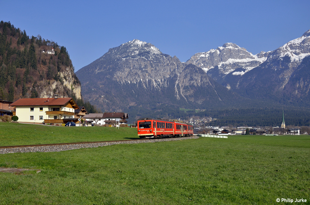 VT 3 und VT 6 als R 129 (Jenbach - Mayrhofen) am 11.04.2015 bei Strass im Zillertal.
