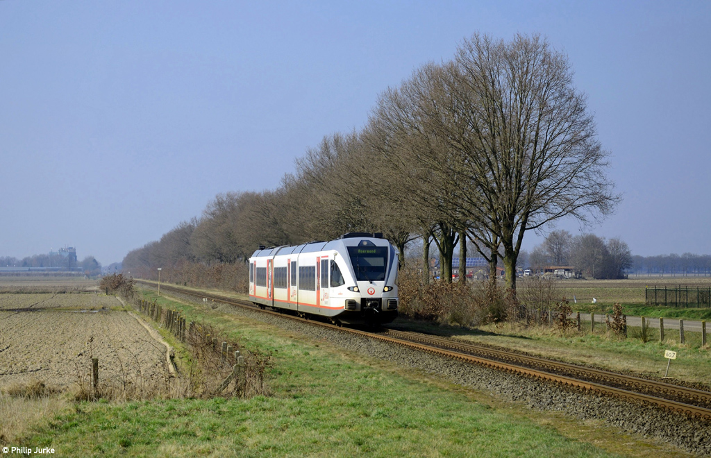 VT352 als 32247 (Nijmegen - Roermond) am 12.03.2016 bei Oirlo.
