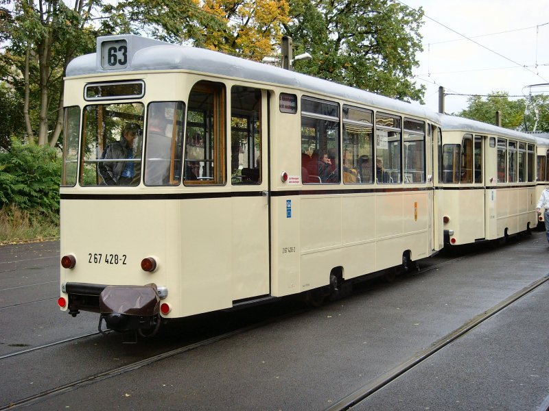 Blick auf den Reko-Zug in der Wendeschleife Langenbeckstrasse, Berlin Oktober 2009