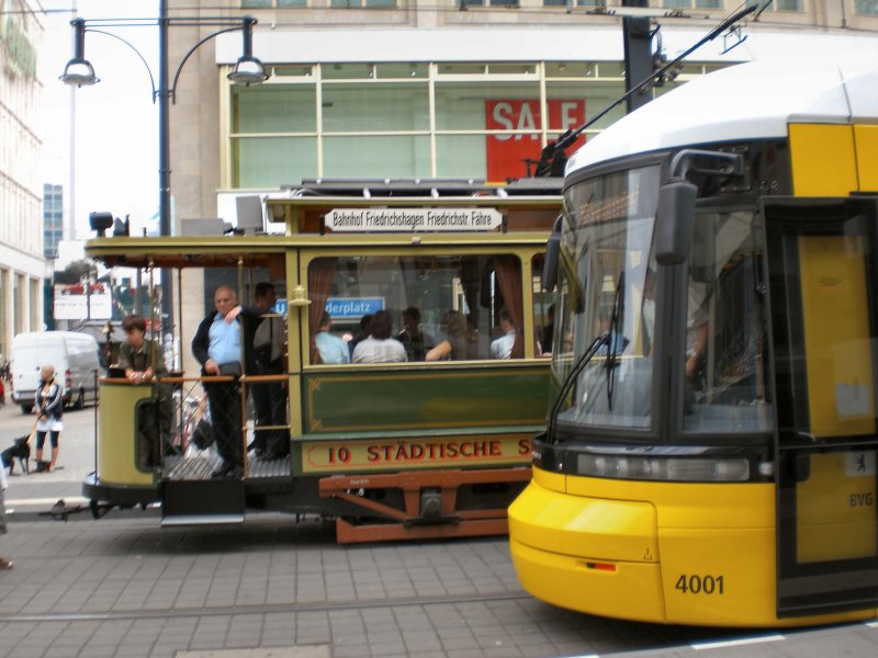 Blick vom Flexity auf der M2 zum Tw 10, Endstelle M2  Bhf Alexanderplatz - Juli 2009
