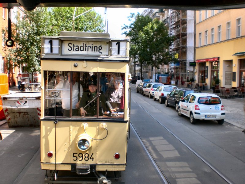 Blick von der Plattform des Bw 808 auf den nachfolgenden T24-Zug, Berlin Juli 2009