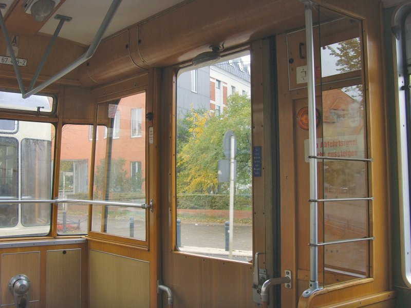 Blick zur schmalen vorderen T�r des Reko-Beiwagens, Berlin Oktober 2009