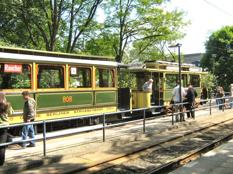 Der hist Zug TW 10/ Bw 808 macht Pause in der Endstelle Altes Wasserwerk in Berlin-Friedrichshagen, 10. 5. 2009