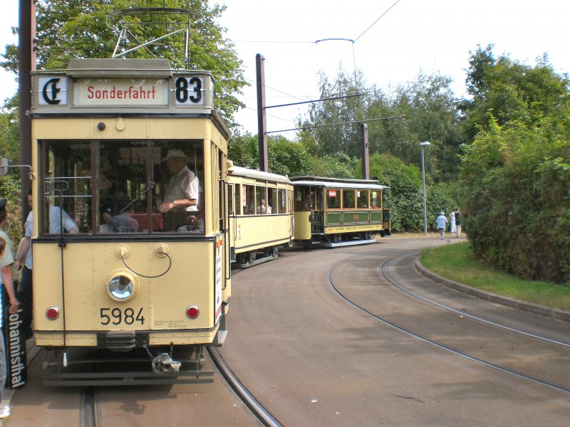 Der kuriose Dreier-Zug in der Endschleife Mahlsdorf, Berlin 9. August 2009