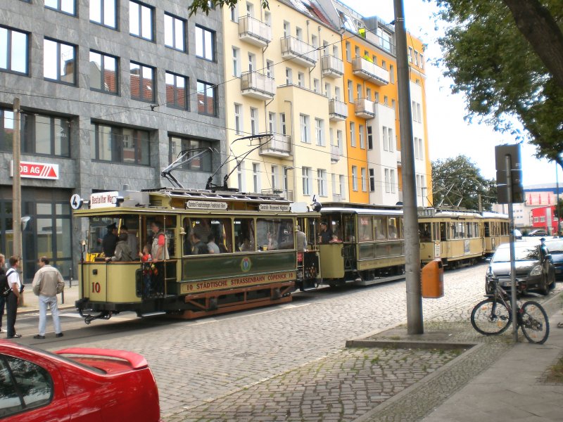 Die beiden hist. Strassenbahnz�ge in der Schleife der M13 an der warschauer Strasse, Berlin Juli 2009